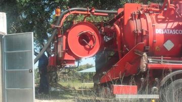 Escribano Obras y Servicios S.L. maquinaria roja